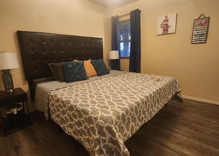 2-bed Condo, Cook-ready Kitchen, And Laundry, 5-8 Minutes From Of Arizona And Downtown Apartment
